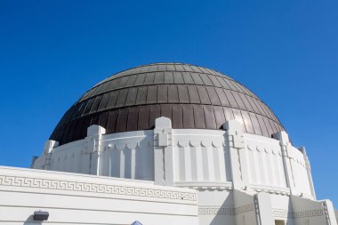 Los Angeles, Kaliforniya/Amerika Birleşik Devletleri - 3 Ekim 2015: yüksek dağı Hollywood üzerinde duruyor Griffith Obervatory Griffith Park'ta. Birçok kişi bir film sahnesi Los Angeles CA Anasayfa.