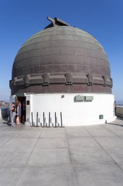 Los Angeles, Kaliforniya/Amerika Birleşik Devletleri - 3 Ekim 2015: yüksek dağı Hollywood üzerinde duruyor Griffith Obervatory Griffith Park'ta. Birçok kişi bir film sahnesi Los Angeles CA Anasayfa.