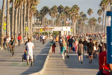Los Angeles, Kaliforniya/Amerika Birleşik Devletleri - 3 Ekim 2015: Santa Monica promendae plaj turistler ve yerel güneş ışığı son yakalamak.