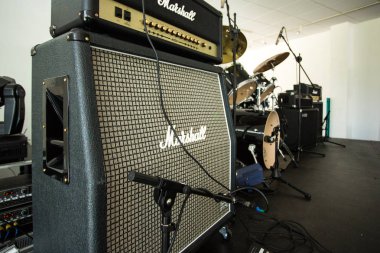 Okuma/Amerika Birleşik Devletleri - 22 Ağustos 2015: Bir amplifikatör içinde bağlı ve kullanıma hazır bir müzikal performans plugges.