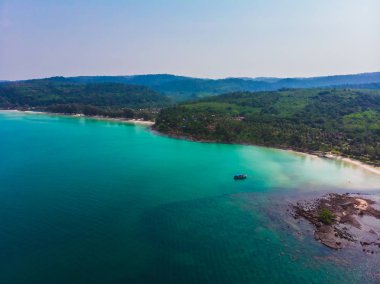 Mavi gökyüzünde Cennet Adası üzerinde güzel bir plaj ve deniz Hindistan cevizi hurma ağacı ile havadan görünümü