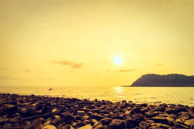 Güzel tropikal plaj ve deniz paradise Island günbatımı zaman içinde Hindistan cevizi hurma ağacı