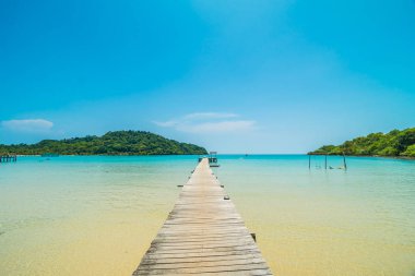 Ahşap iskele veya Cennet Adası için seyahat etmek tatil tropikal plaj ve ile köprü