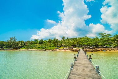 Ahşap iskele veya Cennet Adası için seyahat etmek tatil tropikal plaj ve ile köprü