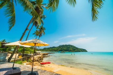 Şemsiye ve güzel tropikal plaj ve deniz paradise Island Seyahat ve tatil için Hindistan cevizi hurma ağacı ile sandalye