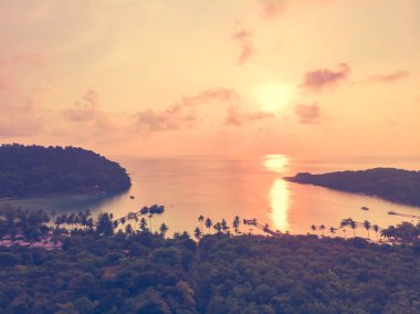 Günbatımı zaman adada deniz ve plaj Hindistan cevizi hurma ağacı ile havadan görünümü