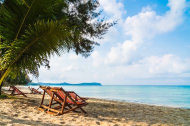 Plaj ve deniz güzel Adası - tatil tatil kavramı üzerinde boş sandalye