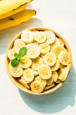 Çiğ sarı muz meyve dilimleri ahşap kase