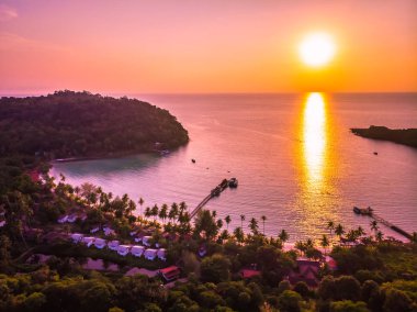 Günbatımı zaman adada deniz ve plaj Hindistan cevizi hurma ağacı ile havadan görünümü