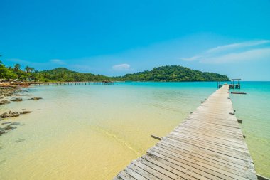 Ahşap iskele veya Cennet Adası için seyahat etmek tatil tropikal plaj ve ile köprü