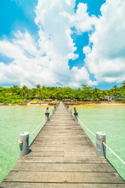 Ahşap iskele veya Cennet Adası için seyahat etmek tatil tropikal plaj ve ile köprü