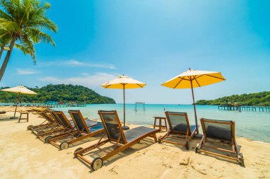 Şemsiye ve güzel tropikal plaj ve deniz paradise Island Seyahat ve tatil için Hindistan cevizi hurma ağacı ile sandalye