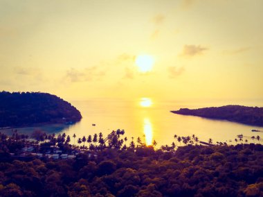 Günbatımı zaman adada deniz ve plaj Hindistan cevizi hurma ağacı ile havadan görünümü