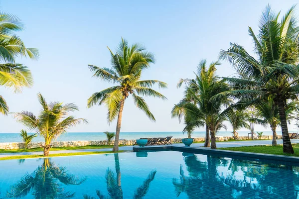 Bela Piscina Exterior Com Coqueiro Hotel Resort — Fotografia de Stock