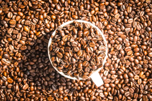 白のカップやマグカップで茶色のコーヒー豆 — ストック写真