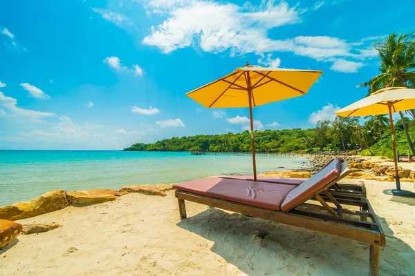 Paraply Och Stol Vackra Tropiska Stranden Och Havet Med Coconut — Stockfoto