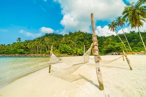 Rede Bela Praia Tropical Mar Com Coqueiro Ilha Paradisíaca Para — Fotografia de Stock