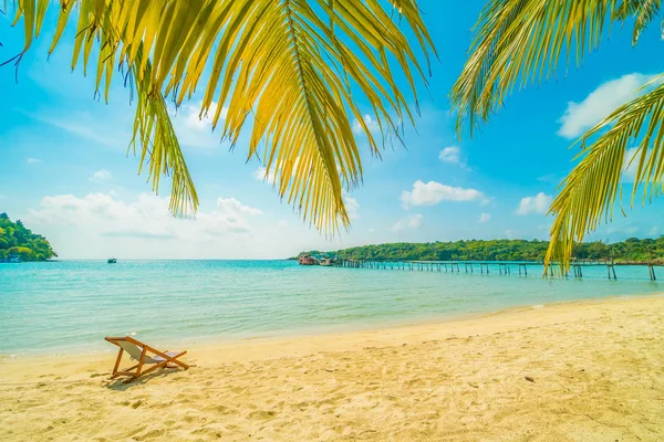 美しい熱帯のビーチと旅行や休暇のための楽園の島のココナッツのヤシの木と海 — ストック写真
