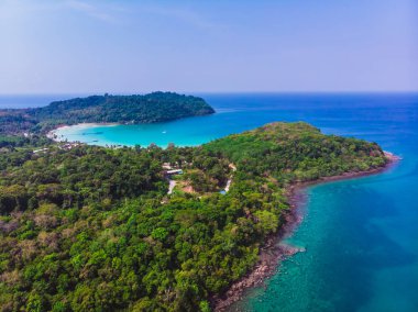 Mavi gökyüzünde Cennet Adası üzerinde güzel bir plaj ve deniz Hindistan cevizi hurma ağacı ile havadan görünümü