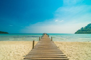 Ahşap iskele veya köprü tropikal plaj ve deniz paradise Island Seyahat ve tatil için