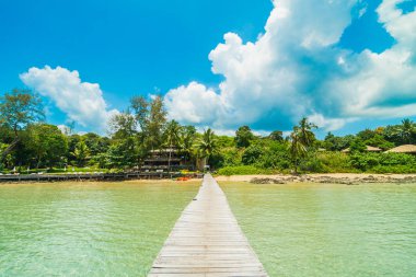 Ahşap iskele veya Cennet Adası için seyahat etmek tatil tropikal plaj ve ile köprü
