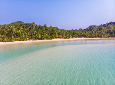 Güzel doğa tropikal plaj ve deniz kayık tekne ve Hindistan cevizi hurma ağacı Cennet Adası için seyahat etmek tatil