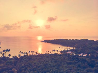 Günbatımı zaman adada deniz ve plaj Hindistan cevizi hurma ağacı ile havadan görünümü