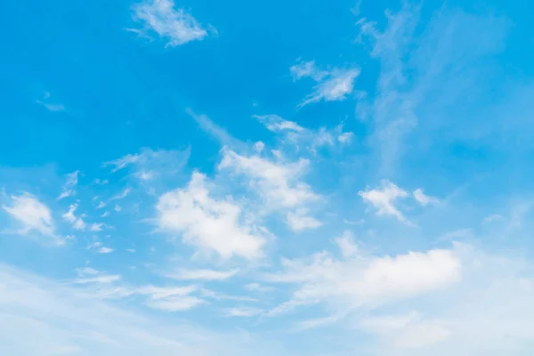 Vackra Vita Moln Blå Himmel Bakgrund — Stockfoto