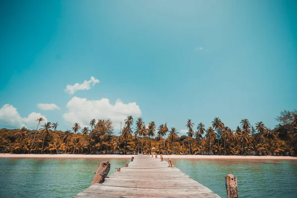 Ahşap iskele veya Cennet Adası için seyahat etmek tatil tropikal plaj ve ile köprü