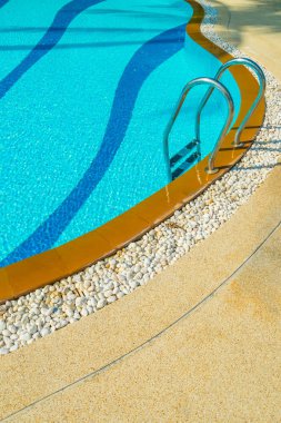 Otel ve resort tatil ve tatil için yüzme havuzu etrafında merdiven