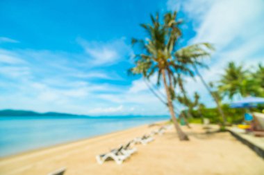 Soyut bulanıklık ve tropikal plaj ve deniz seyahat ve tatil için Hindistan cevizi hurma ağacı arka plan ile defocused