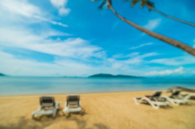 Soyut bulanıklık ve tropikal plaj ve deniz seyahat ve tatil için Hindistan cevizi hurma ağacı arka plan ile defocused