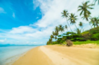 Soyut bulanıklık ve tropikal plaj ve deniz seyahat ve tatil için Hindistan cevizi hurma ağacı arka plan ile defocused