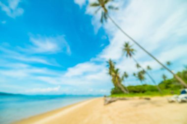 Soyut bulanıklık ve tropikal plaj ve deniz seyahat ve tatil için Hindistan cevizi hurma ağacı arka plan ile defocused