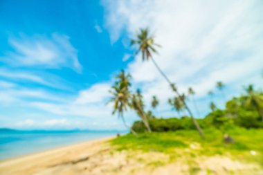 Soyut bulanıklık ve tropikal plaj ve deniz seyahat ve tatil için Hindistan cevizi hurma ağacı arka plan ile defocused