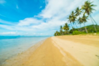 Soyut bulanıklık ve tropikal plaj ve deniz seyahat ve tatil için Hindistan cevizi hurma ağacı arka plan ile defocused