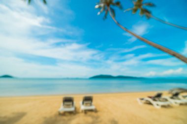 Soyut bulanıklık ve tropikal plaj ve deniz seyahat ve tatil için Hindistan cevizi hurma ağacı arka plan ile defocused