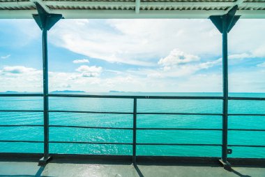 Güzel deniz ya da okyanus görünüm dış dükkanı veya tekne ile balkon