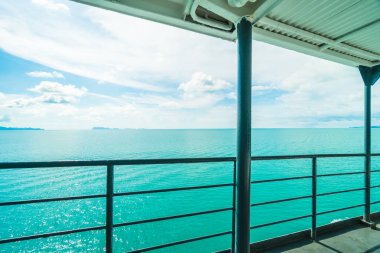 Güzel deniz ya da okyanus görünüm dış dükkanı veya tekne ile balkon