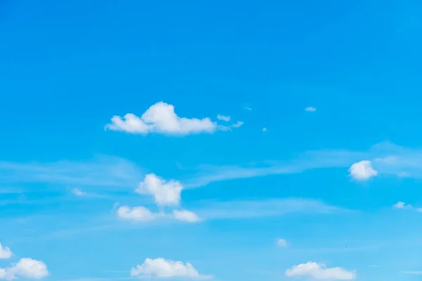 Vackra Vita Moln Blå Himmel Bakgrund — Stockfoto