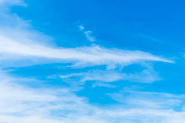 Hermosa Nube Blanca Sobre Fondo Azul Del Cielo — Foto de Stock