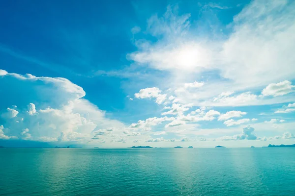 Güzel beyaz bulut mavi gökyüzü ve deniz ya da okyanus arka planı için