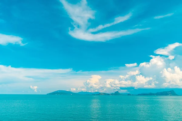 Krásný Bílý Oblak Modrou Oblohu Moře Nebo Oceán Pro Pozadí — Stock fotografie