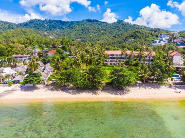 Koh samui Adası Tatil ve seyahat için mavi gökyüzünde üzerinde pek çok ağaç ve beyaz bulut deniz ve plaj güzel havadan görünümü