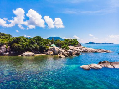 Koh samui Adası Tatil ve seyahat için mavi gökyüzünde üzerinde pek çok ağaç ve beyaz bulut deniz ve plaj güzel havadan görünümü