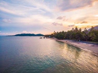 Güzel tropikal plaj ve deniz hurma ve koh samui Adası Tayland tatil ve seyahat için gündoğumu zaman diğer ağacında havadan görünümü