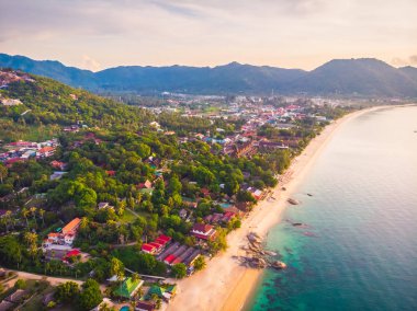 Güzel tropikal plaj ve deniz hurma ve koh samui Adası seyahat ve tatil için diğer ağacında havadan görünümü