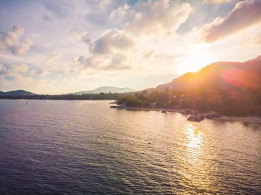 Güzel tropikal plaj ve deniz hurma ve koh samui Adası Tayland tatil ve seyahat için gündoğumu zaman diğer ağacında havadan görünümü