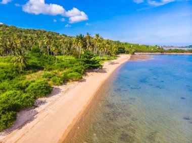 Güzel tropikal plaj ve deniz hurma ve koh samui Adası seyahat ve tatil için diğer ağacında havadan görünümü