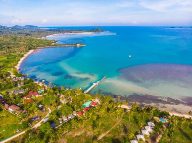 Güzel tropikal plaj ve deniz hurma ve koh samui Adası seyahat ve tatil için diğer ağacında havadan görünümü